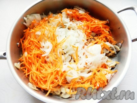 Затем добавляем к грибам лук, морковь и обжариваем всё вместе 7-8 минут (до мягкости моркови), периодически перемешивая. В процессе перчим и солим.