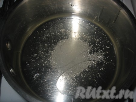 Воду налить в небольшую кастрюльку, добавить сахар, соль, растительное масло, довести до кипения.
