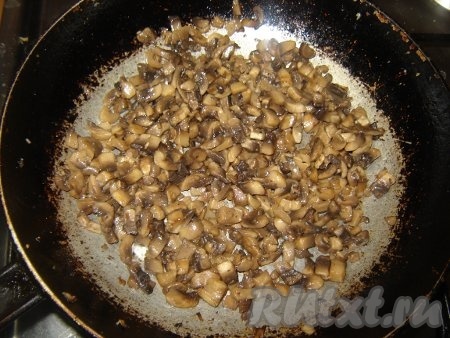 Грибы пожарить на сковороде  с добавлением  растительного масла до готовности (жарить на среднем огне).