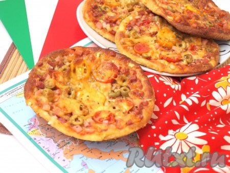 Выпекать мини-пиццы из творожного теста минут 10-15 в разогретой духовке при 200 градусах. Наши вкусные мини-пиццы готовы!
