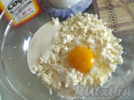 В глубокой ёмкости размять творог и добавить к нему яйцо, сахар, соль и сметану.

