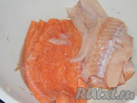 Филе семги и белой рыбы порезать на небольшие кусочки и подморозить в морозилке в течение 15 минут.
