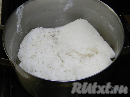 Отварить рис до готовности и еще теплым пюрировать блендером.
