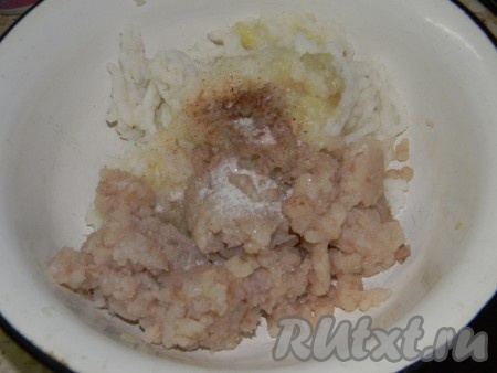 К измельченному филе белой рыбы добавить пюрированный рис, натертый на мелкой терке лук, 50 мл сливок, соль, перец, хорошо перемешать.
