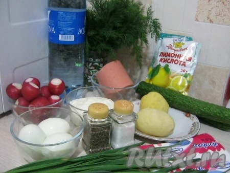Подготовим продукты для приготовления окрошки на кефире с минералкой и колбасой. Картофель отвариваем в кожуре до готовности (на отваривание потребуется минут 25 с начала закипания воды). Яйца отвариваем в течение 8-9 минут после начала кипения воды. Остужаем яйца и картошку, чистим.