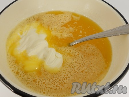 Перелить взбитые яйца в миску с маргарином и сахаром, добавить сметану и ванилин. Тщательно все перемешать.