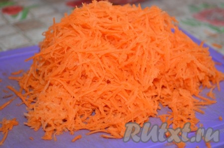 В первую очередь нужно натереть морковь на мелкой терке и отжать ее от сока. Должен получиться примерно 1 стакан.