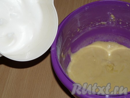  Взбить белки в крепкую пену, постепенно добавляя к ним сахар. Отдельно взбить желтки. 