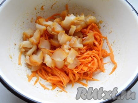 В глубокую миску выложить корейскую морковь (немного измельчить), добавить кусочки кальмара.