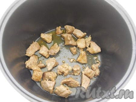 Свинину порезать небольшими кусочками, выложить в чашу мультиварки, посыпать смесью перцев и влить растительное масло. Выставить режим "Обжаривание" на 15 минут.
