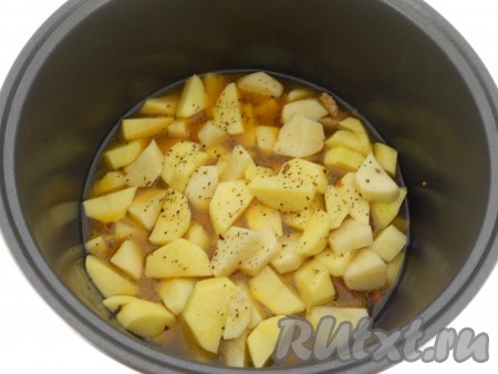 Далее добавить очищенный картофель, нарезанный на средние кусочки, поперчить и посолить по вкусу. Влить 1 литр горячей воды, выставить режим "Тушение" на 45 минут, крышку мультиварки закрыть.