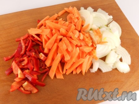 Лук нарезать кусочками, морковь и сладкий перец - соломкой.