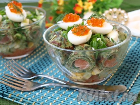 Салат из блинов с сёмгой и перепелиными яйцами
