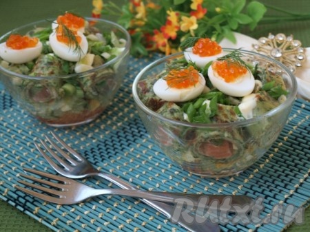 Оставшиеся 3 перепелиных яйца режем пополам, украшаем красной икрой и выкладываем на салат поверх блинчиков с сёмгой. Осталось украсить оригинальный и необыкновенно вкусный салатик зеленью и можно подавать к столу.
