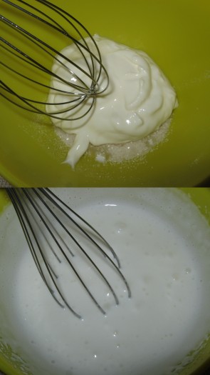 Для приготовления крема сметану и сахар взбить в пышную массу.
