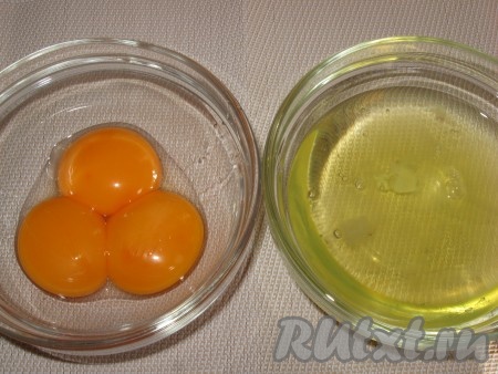 Затем яйца разделить на белки и желтки. 