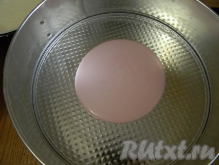 В центр круглой разъемной формы для выпекания выкладываем столовой ложкой приготовленный крем разных цветов по очереди: сначала по 4 ложки, затем по 3, по 2 и по одной, пока крем не закончится.