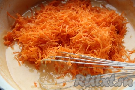 Добавить муку и соду, гашеную уксусом. Сырую морковь натереть на мелкой тёрке и добавить к тесту.
