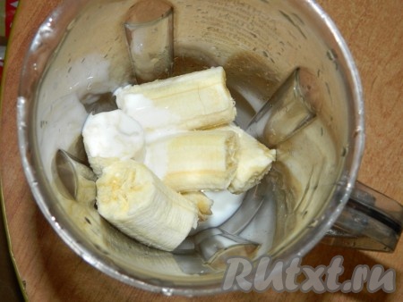Далее взбиваем банан и ещё немного йогурта. И аккуратно выкладываем в креманки на киви.