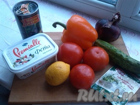 Подготовить продукты для приготовления греческого салата с фетой и помидорами. Вымыть помидоры и огурец. Из болгарского перца удалить семечки и плодоножку. Лук очистить.