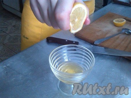 Выдавить в глубокую посуду сок из половины лимона, добавить 3 столовых ложки оливкового (или подсолнечного) масла и соль, перемешать получившуюся заправку. Нарезанные овощи полить заправкой и аккуратно перемешать.