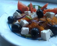 Греческий салат с фетой и помидорами