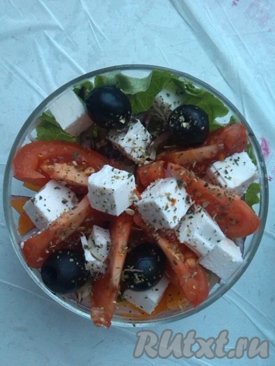 Вкусный, яркий, сочный греческий салат с фетой и помидорами готов.