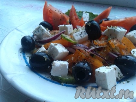 Греческий салат с фетой и помидорами