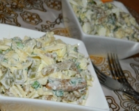 Салат с сыром, солёными огурцами и яйцом