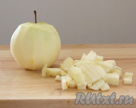 Яблоко очистить от шкурки и нарезать.
