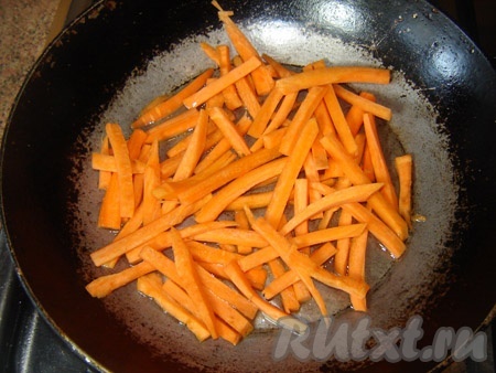 Морковку обжариваем для салата