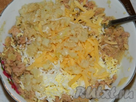 Трем яйцо, сыр и добавляем остывший лук. Хорошенько перемешиваем и подаем к столу паштет из печени трески или делаем бутерброды.
