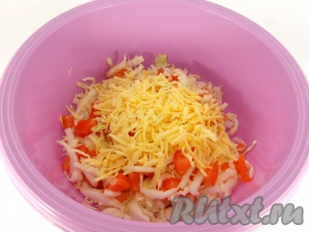 Твердый сыр натереть на крупной терке и добавить в салат к пекинской капусте и помидорам.

