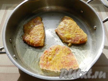 В сковороде разогреть растительное масло и обжарить мясо со всех сторон до золотистой корочки. Затем накрыть крышкой и довести до готовности на медленном огне.