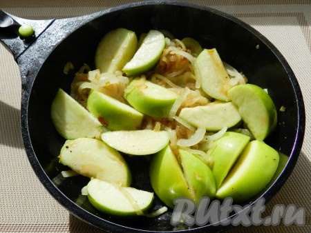 К луку выложить яблоки и обжарить вместе в течение 2 минут, чтобы яблоки подрумянились, но не развалились.
