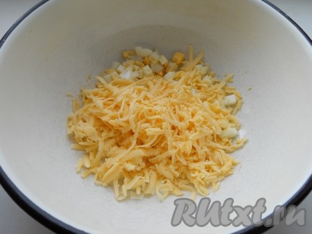 Сыр натереть на крупной терке и добавить к яйцам.