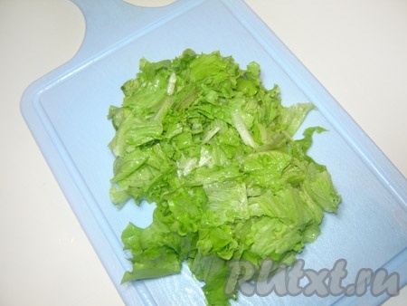 Зеленый салат порвать руками.
