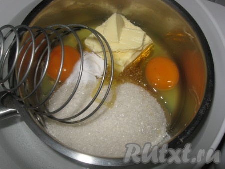 Вначале замесим тесто для коржей, для этого яйца, сахар, сливочное масло, соду и мёд нужно соединить в маленькой кастрюльке (или ковшике).