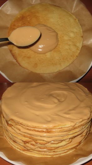 Собрать торт "Рыжик": сложить коржи стопочкой, промазывая каждый корж кремом, верхний корж и бока тоже промазать кремом.
