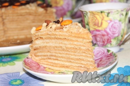При подаче вкусный, нежнейший торт "Рыжик", приготовленный с кремом из варёной сгущёнки, нарезать на порционные кусочки и подать к чаю.