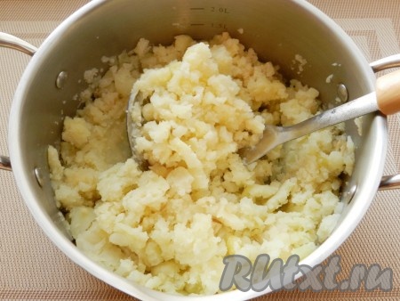 Из кастрюли слить воду, добавить сливочное масло и размять картофель и сельдерей в пюре.