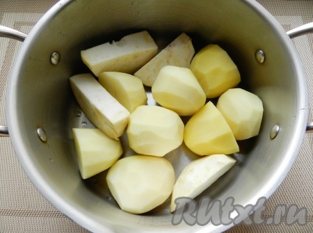 Картофель и сельдерей очистить, залить водой и поставить варить. Когда вода закипит, посолить, уменьшить огонь и варить до готовности картофеля.