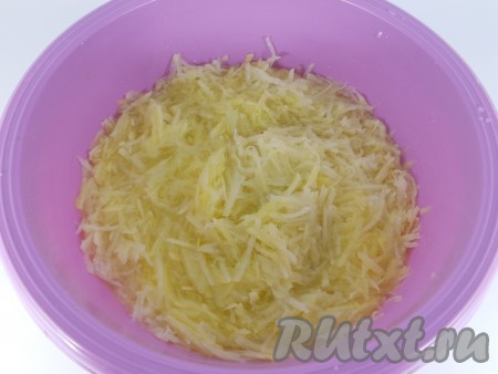 Картофель натереть на крупной терке, залить кипятком на 3-4 минуты, чтобы картофель не потемнел.