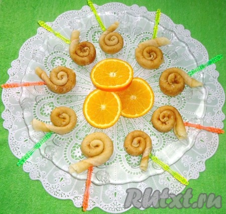 На середину блюда положить кружочки апельсина и вокруг выложить блинчики.