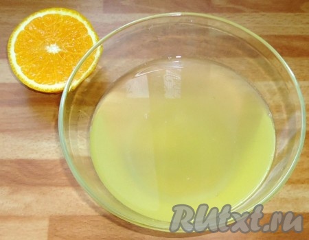В тёплую воду добавить сок половины апельсина, дрожжи и сахар, хорошо перемешать.
