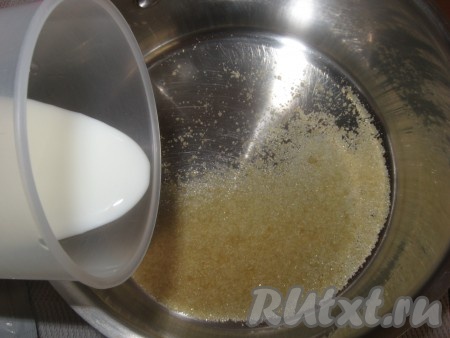 В небольшой кастрюльке или ковшике замочить желатин в холодном молоке на 40-60 минут для набухания.
