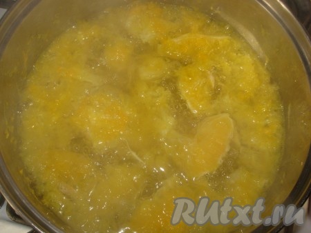 Мякоть апельсинов залить 1 литром холодной воды, поставить на огонь, довести до кипения и варить еще минут 5-7.