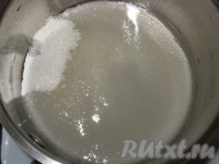 Приготовление белкового крема: сахар залить горячим кипятком и мешать до полного его растворения, затем всыпать лимонную кислоту, поставить на маленький огонь и варить, снимать, когда на дне появятся пузырьки (не кипятить)!
