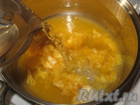 Мякоть апельсинов залить 1 литром холодной воды, поставить на огонь, довести до кипения и варить еще минут 5-7.
