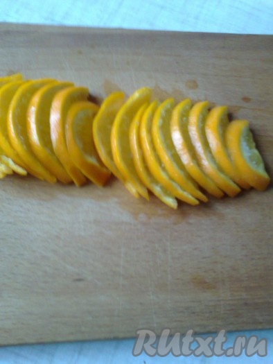 Разрезаем апельсин пополам и нарезаем тонкими дольками.